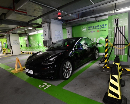 施政報告將提出資助停車場加裝電動車充電設施