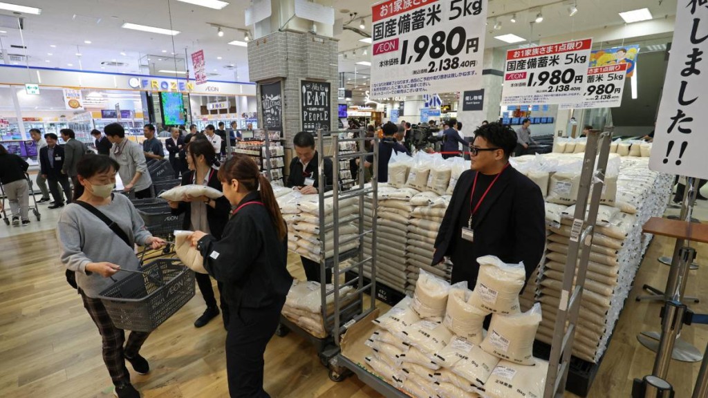 日本民眾在超市購買儲備米。法新社