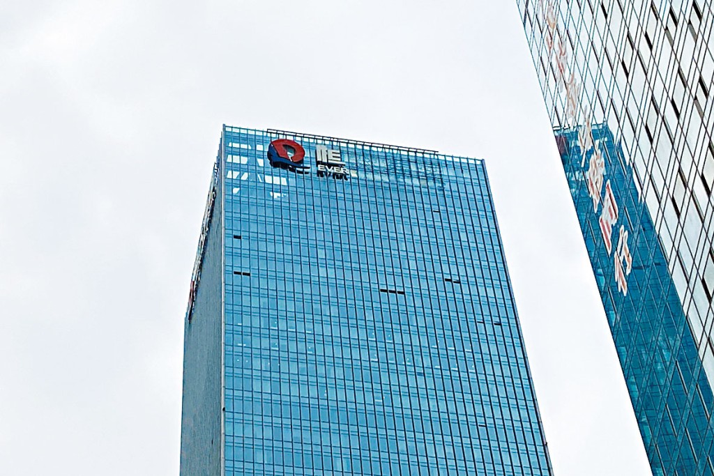 恒大深圳總部大樓，招牌正被拆除。