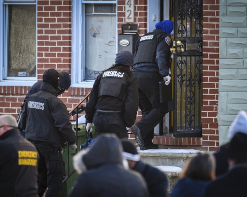 法警局一名探员周四在巴尔的摩执行任务时，被一名疑犯开枪击中受重伤。AP图片