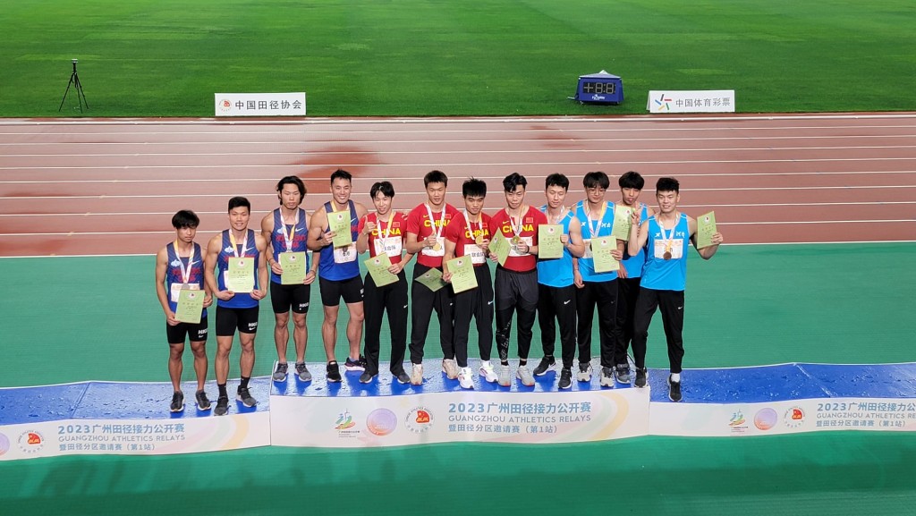 香港接力隊(左一至左四)於廣州田徑接力公開賽奪亞。香港田總提供
