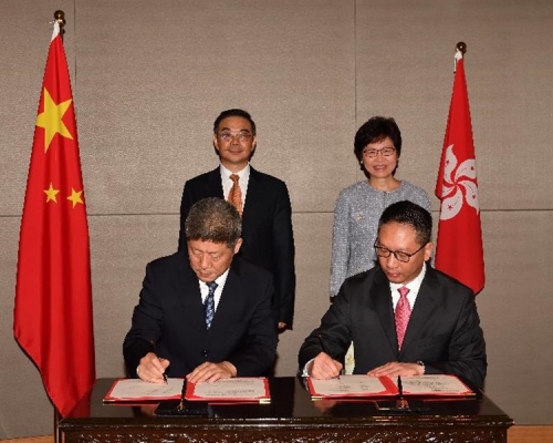 袁國強與李少平簽署加強司法交流與合作紀要。圖：政府新聞處