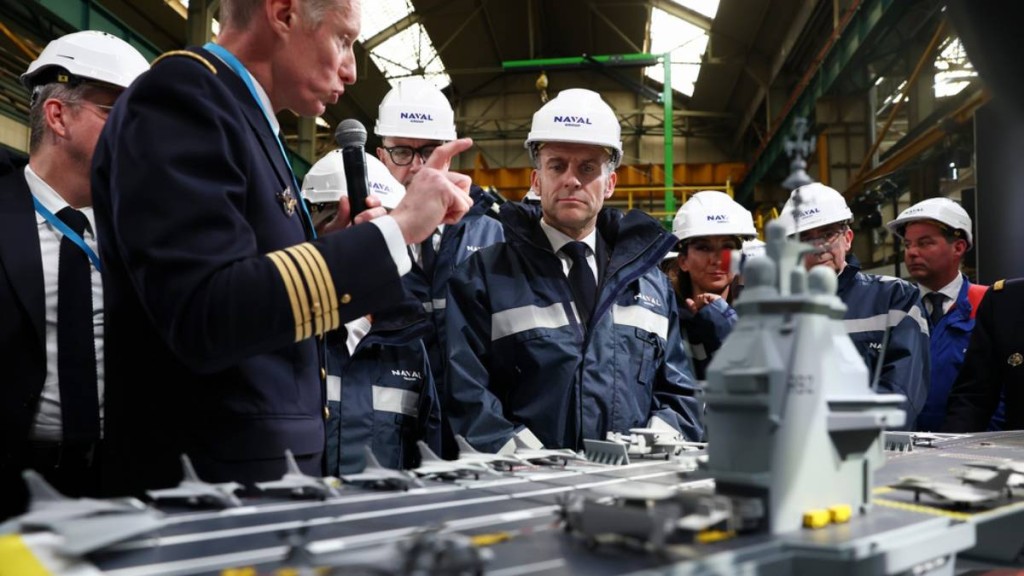 马克龙宣布启动新核动力航空母舰建造，并命名为「自由法国号」。（美联社）