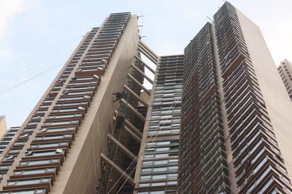 消防員將兩名工人救出。