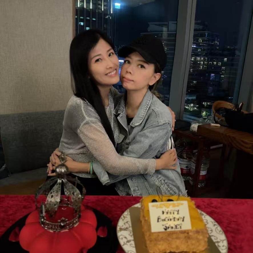 鍾麗淇（右）攬住壽星女周家蔚，但表情僵硬。