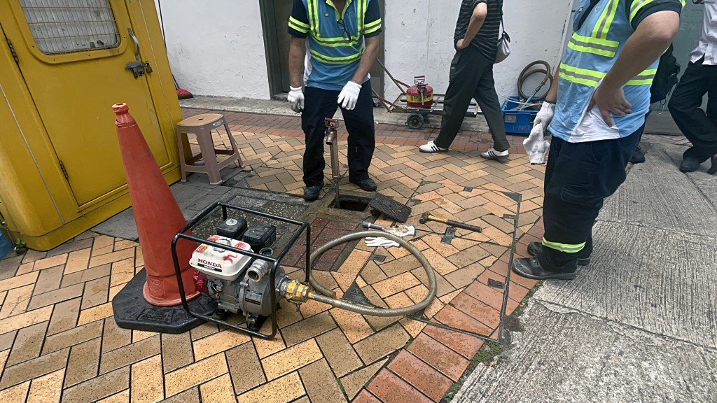 工人搶修煤氣喉。楊偉亨攝