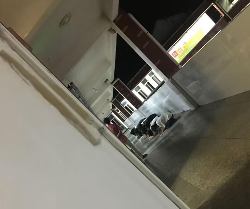 學生跪地寫檢討書照片在網上引發極大討論。抖音 學生跪地寫檢討書照片在網上引發極大討論。抖音