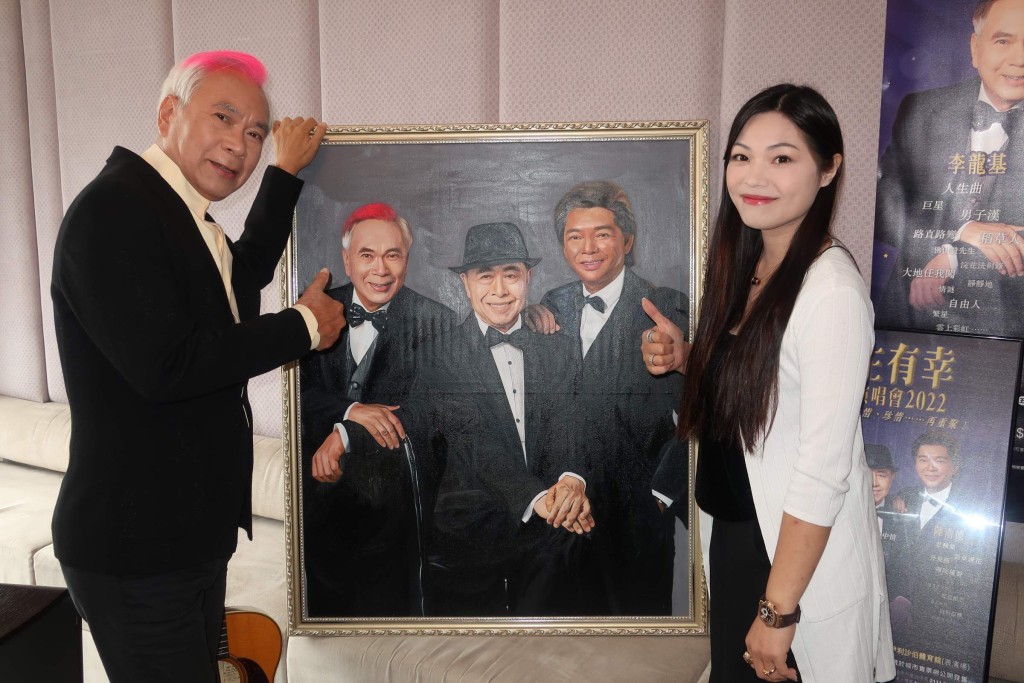 王青霞为《三生有幸经典演唱会》画画。