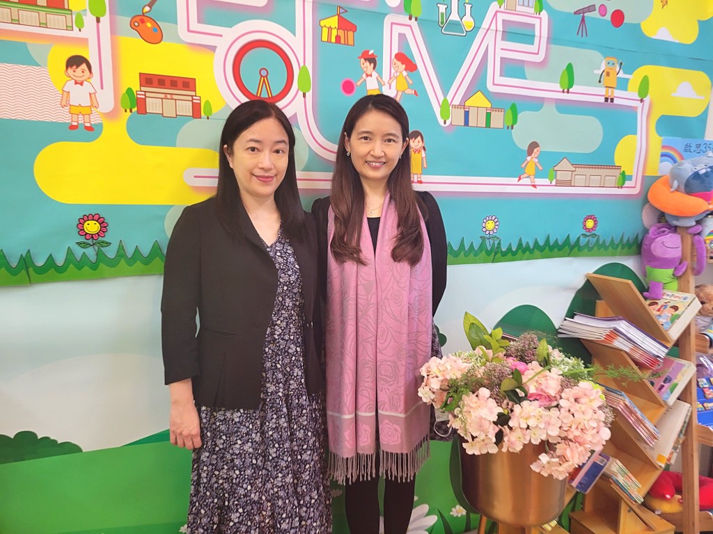 教務主管兼杏花及匯景分校校長馮慧敏(右)、校務主管兼愛琴及屯門分校校長歐鳳珊(左) 教務主管兼杏花及匯景分校校長馮慧敏(右)、校務主管兼愛琴及屯門分校校長歐鳳珊(左)