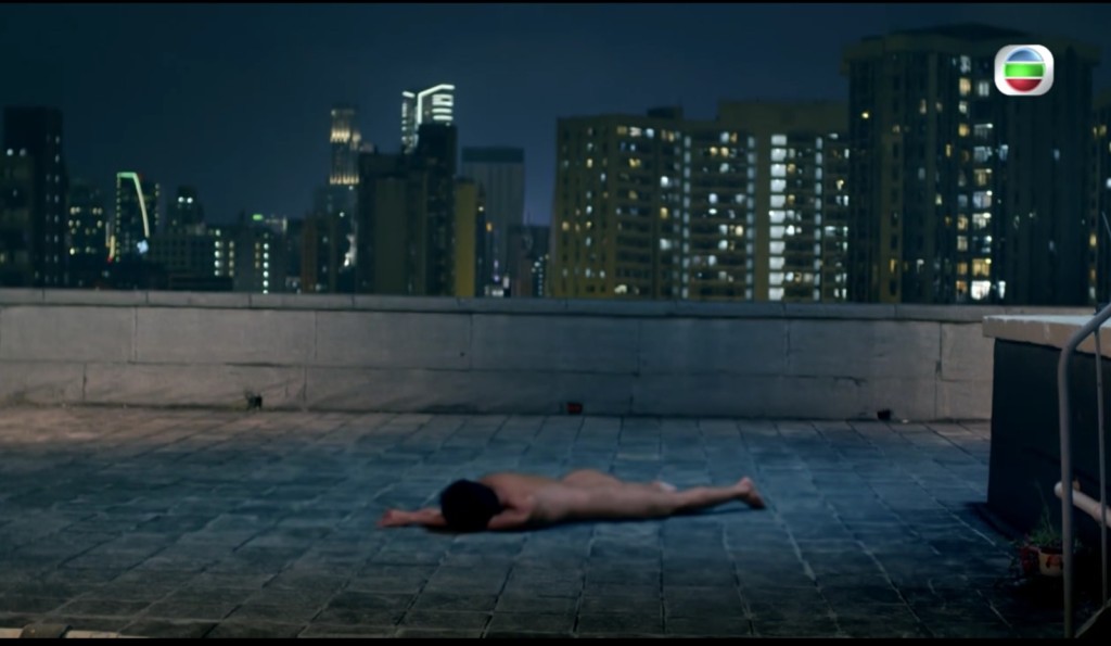 昨晚一集的尾聲，有陳山聰全裸演出。