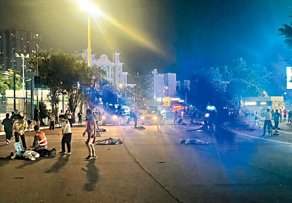 多人被撞后倒地不起。