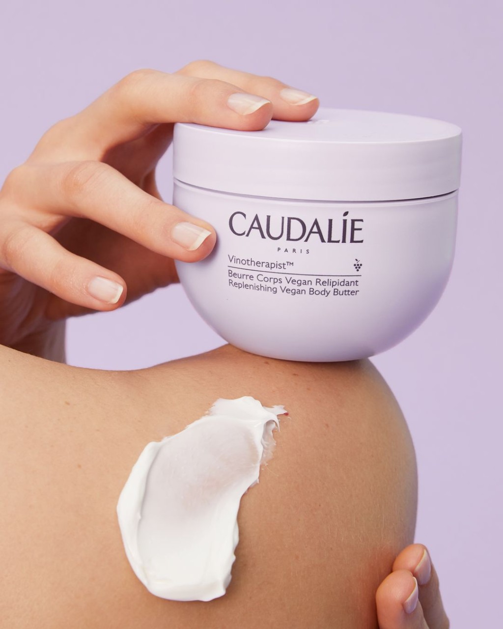 Caudalie葡萄籽柔潤抗氧潤膚霜/$260,蘊含葡萄籽油、有機甜杏仁油、以冷壓方式提取的沙漠椰棗油、有機乳木果油,具抗氧滋養紓緩,並抗癢止痕,維持肌膚長效深層保濕。