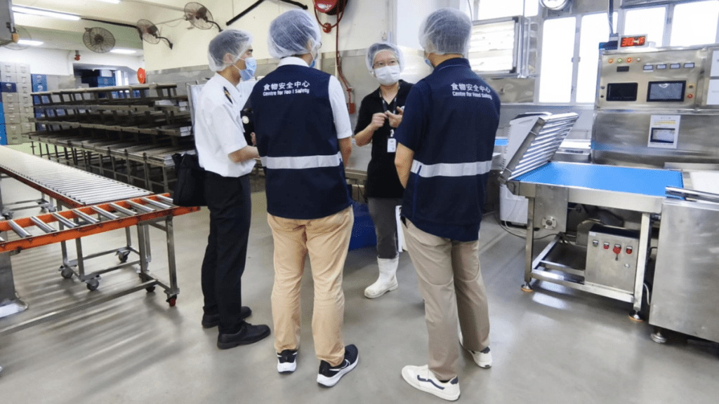 食環署巡查學生飯盒製造廠 提醒負責人遵守食安及衞生標準