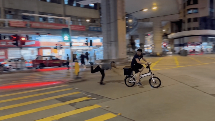 的士司機撲向單車男，惟失手倒地。網上片段截圖