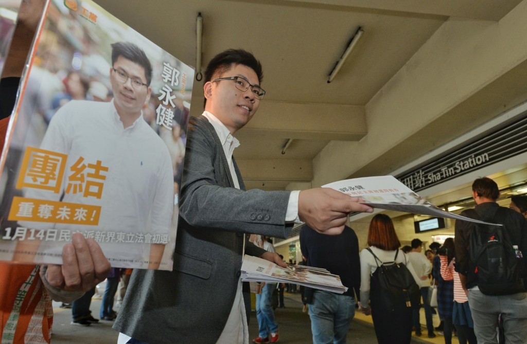 工黨主席郭永健在沙田港鐵站外拉票