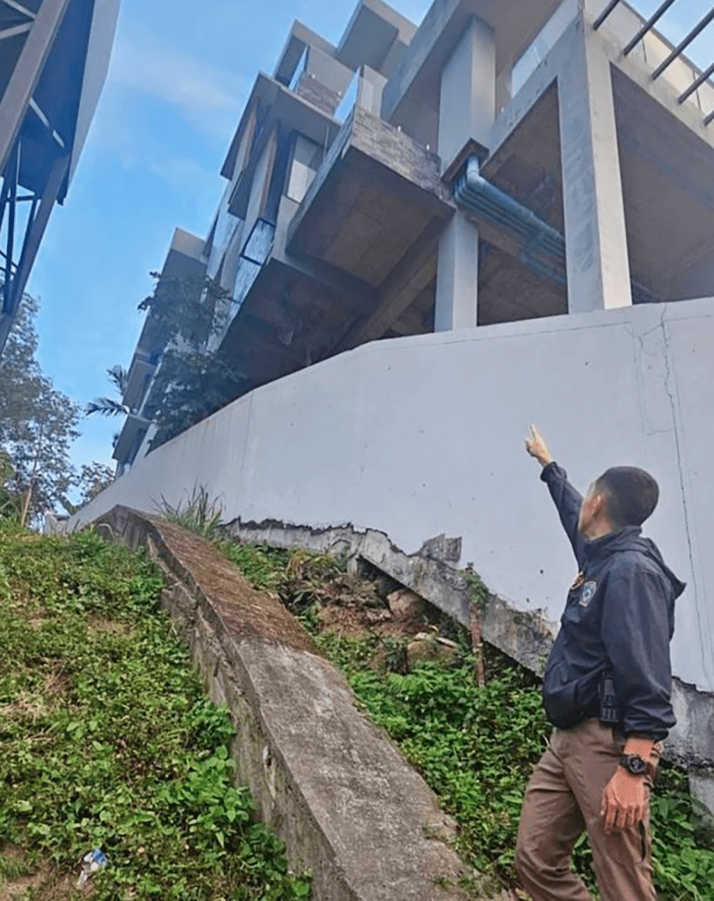 一名28岁乌克兰女杂技员在一家度假别墅内，从屋顶无边际游泳池边失足，直坠15米地面身亡。泰国警方图片