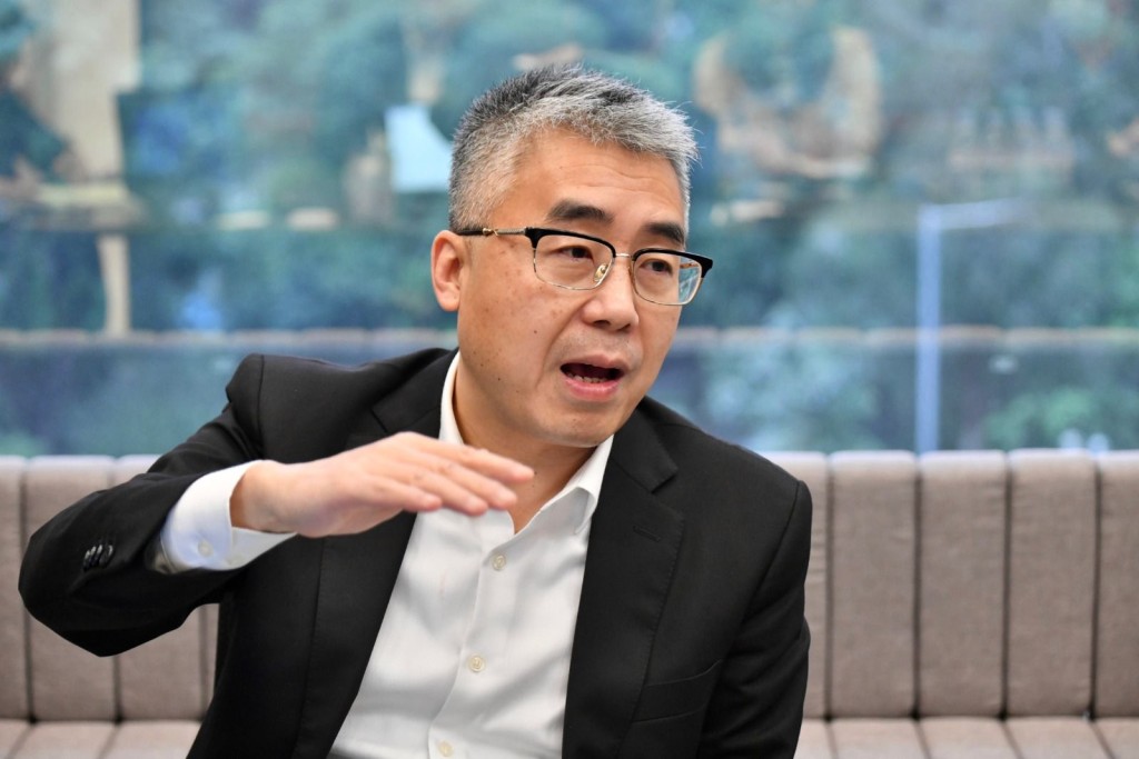 身处外地的香港电视广播有限公司非执行董事黎瑞刚亦亲自接受本报访问，澄清近日坊间种种关于TVB的传闻，只以两个字形容：「无聊」！