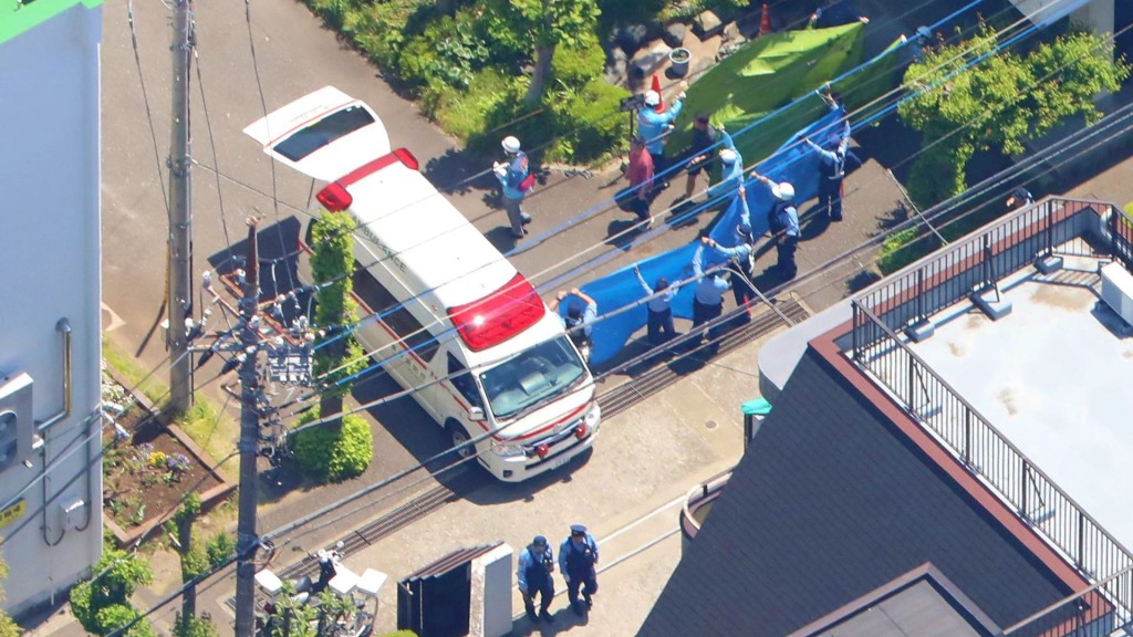 警員在校內拉起帆布,有救護車到場。 法新社
