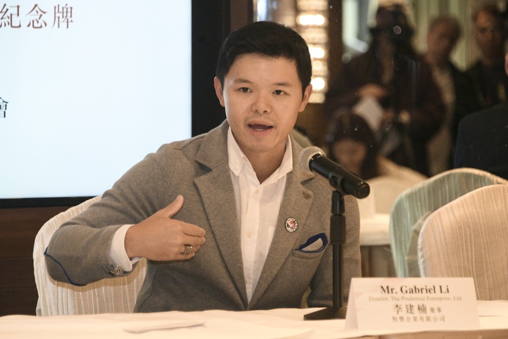 負責捐贈是次紀念牌的公司董事李建楠。