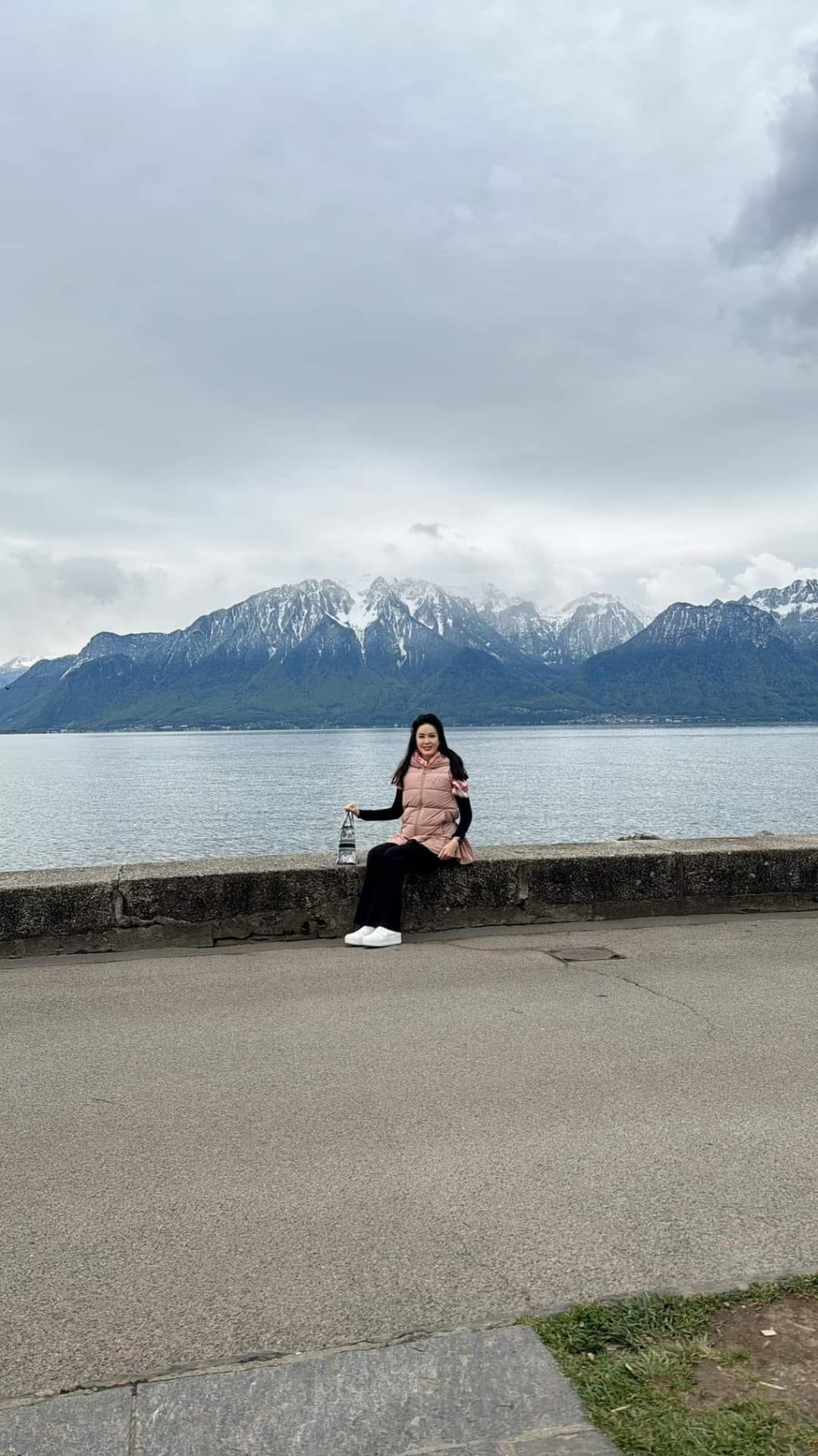 「勇敢」系马主林建康的太太林黄宁艳，日前在她的社交平台分享了两人畅游瑞士的靓相。