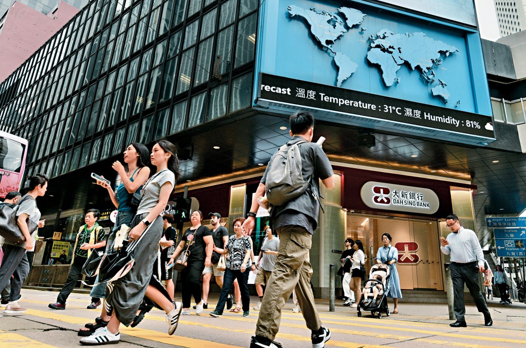 議員認為，強積金供款的上下限已有十多年未作調整，現在是合適時機檢討。