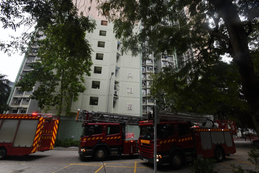 興東邨興祖樓有單位起火冒煙。