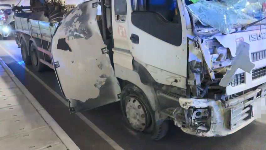 吊臂車車頭損毀，擋風玻璃爆裂。