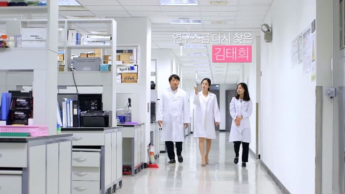 金泰希正面唔似大住肚。