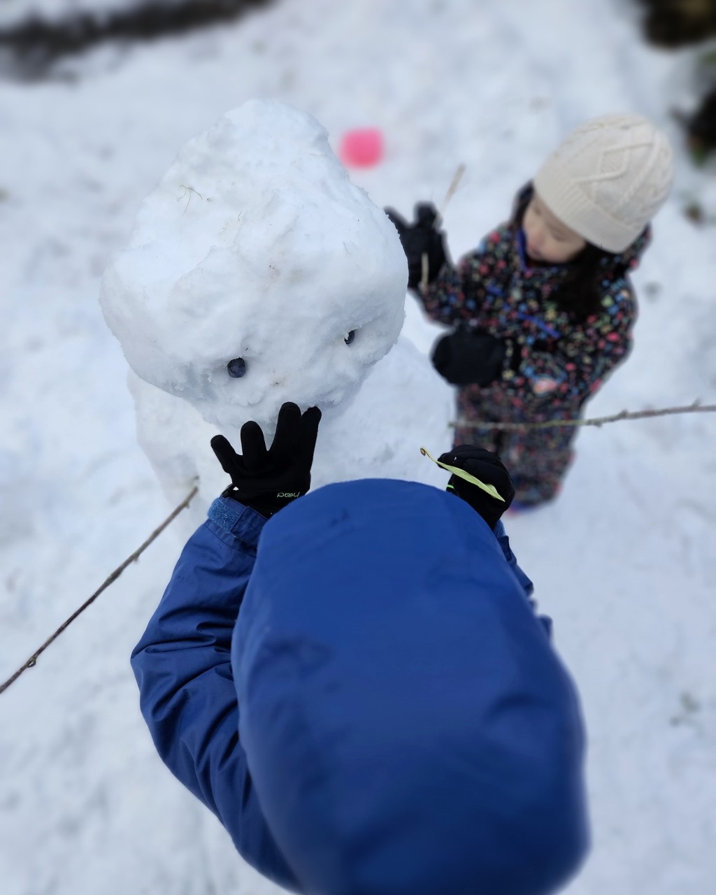 鍾嘉欣日前分享與子女在花園砌雪人的溫馨場面。