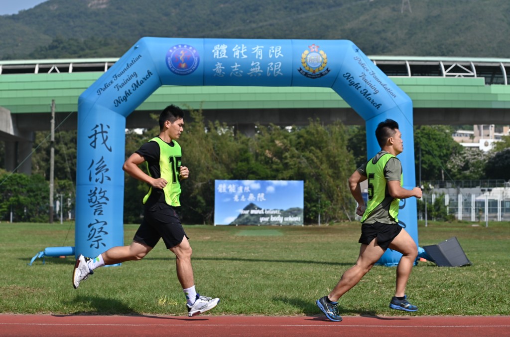 參加者參與體能測試工作坊的八百米跑項目。