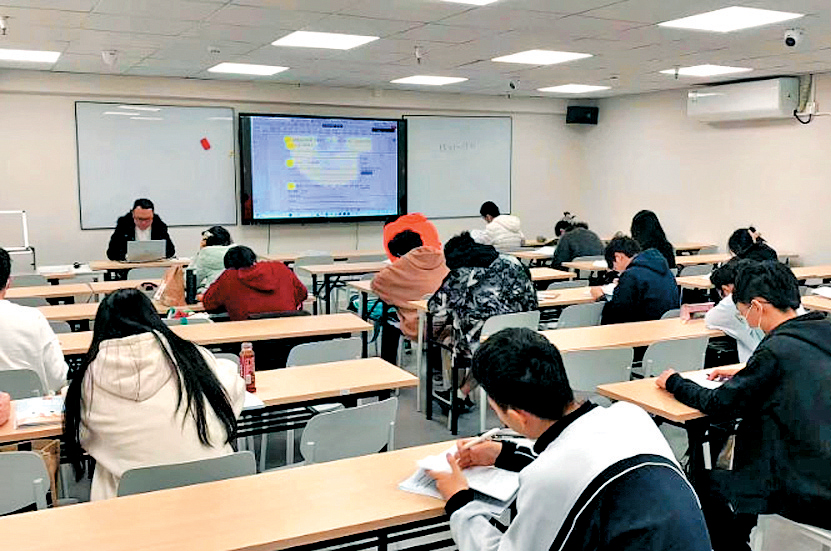 文憑試放榜後,「摘星」在其社交平台「報捷」,指今年全年班共有284名學生參與大學聯招申請,當中約9成人獲港大、中大及科大錄取。圖為「摘星」在內地上課的情況。