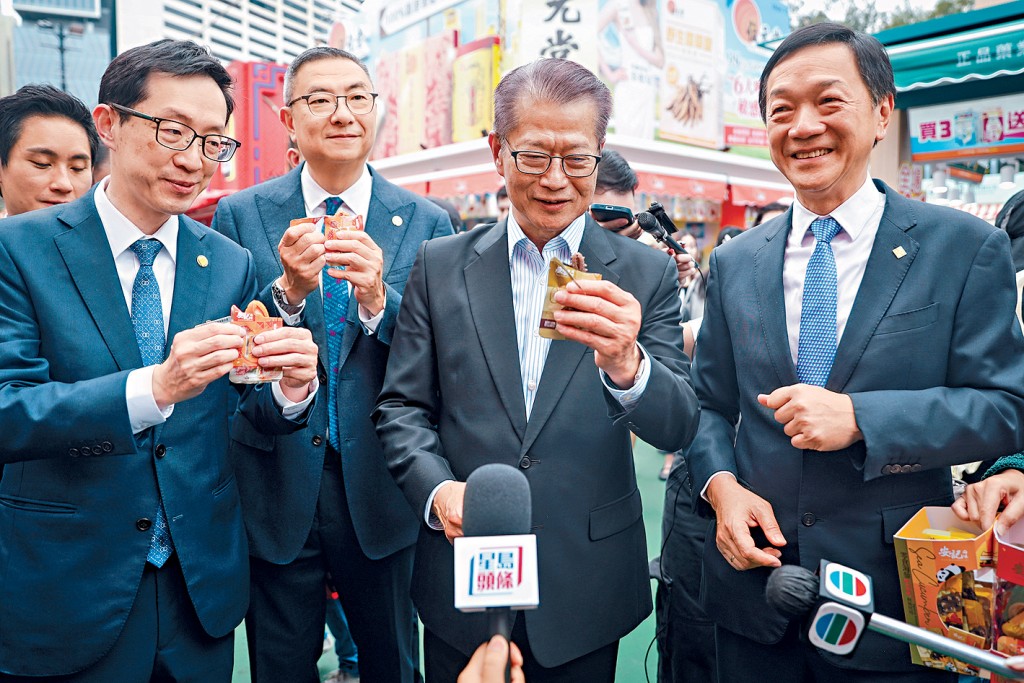 陳茂波試吃即食海參，大讚口感「彈牙」。