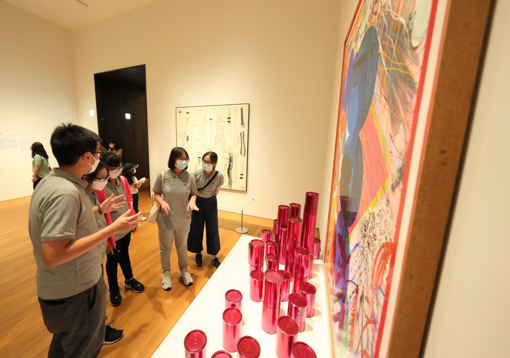 「更生先鋒領袖」學員在M+博物館欣賞藝術作品。