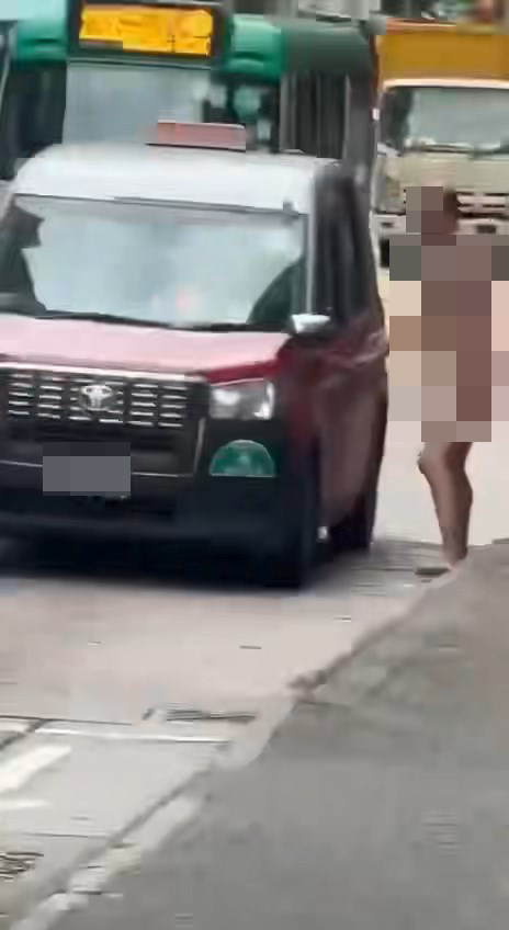 一名全身赤裸的男子在洗衣街大吵大鬧。網上片段截圖 一名全身赤裸的男子在洗衣街大吵大鬧。網上片段截圖