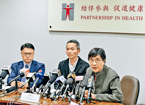 ■黃加慶(中)表示,正向內地索取新病毒的基因圖譜,而許樹昌(左)及袁國勇就指,新病毒目前看似不及沙士嚴重,但仍不能掉以輕心。