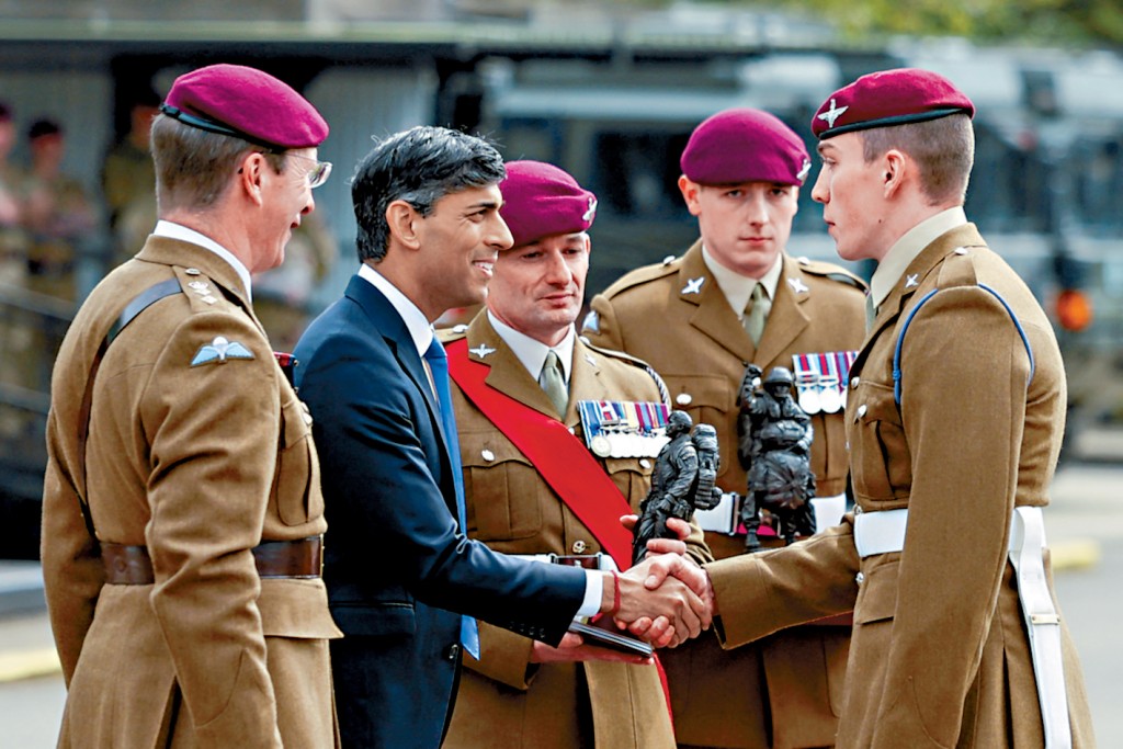 首相辛偉誠周五視察北約克郡軍事基地。