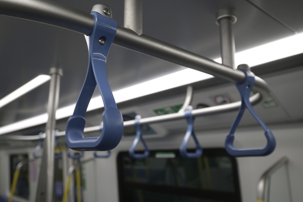 「Q-train」增設更多扶手裝置。陳浩元攝