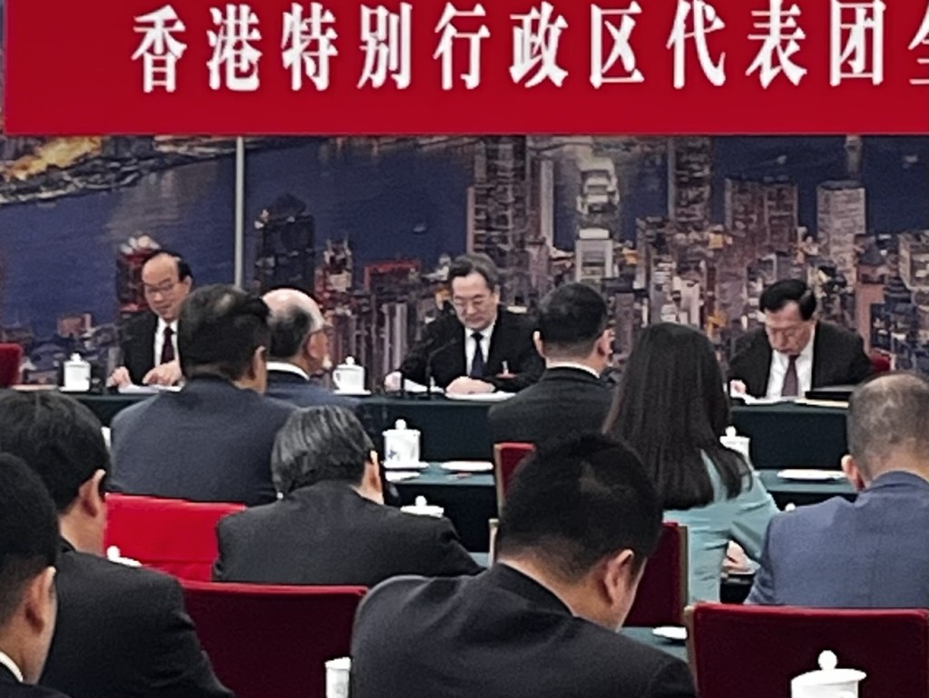 丁薛祥(中)首先祝賀李慧琼擔任第八屆立法會主席。 丁薛祥(中)首先祝賀李慧琼擔任第八屆立法會主席。