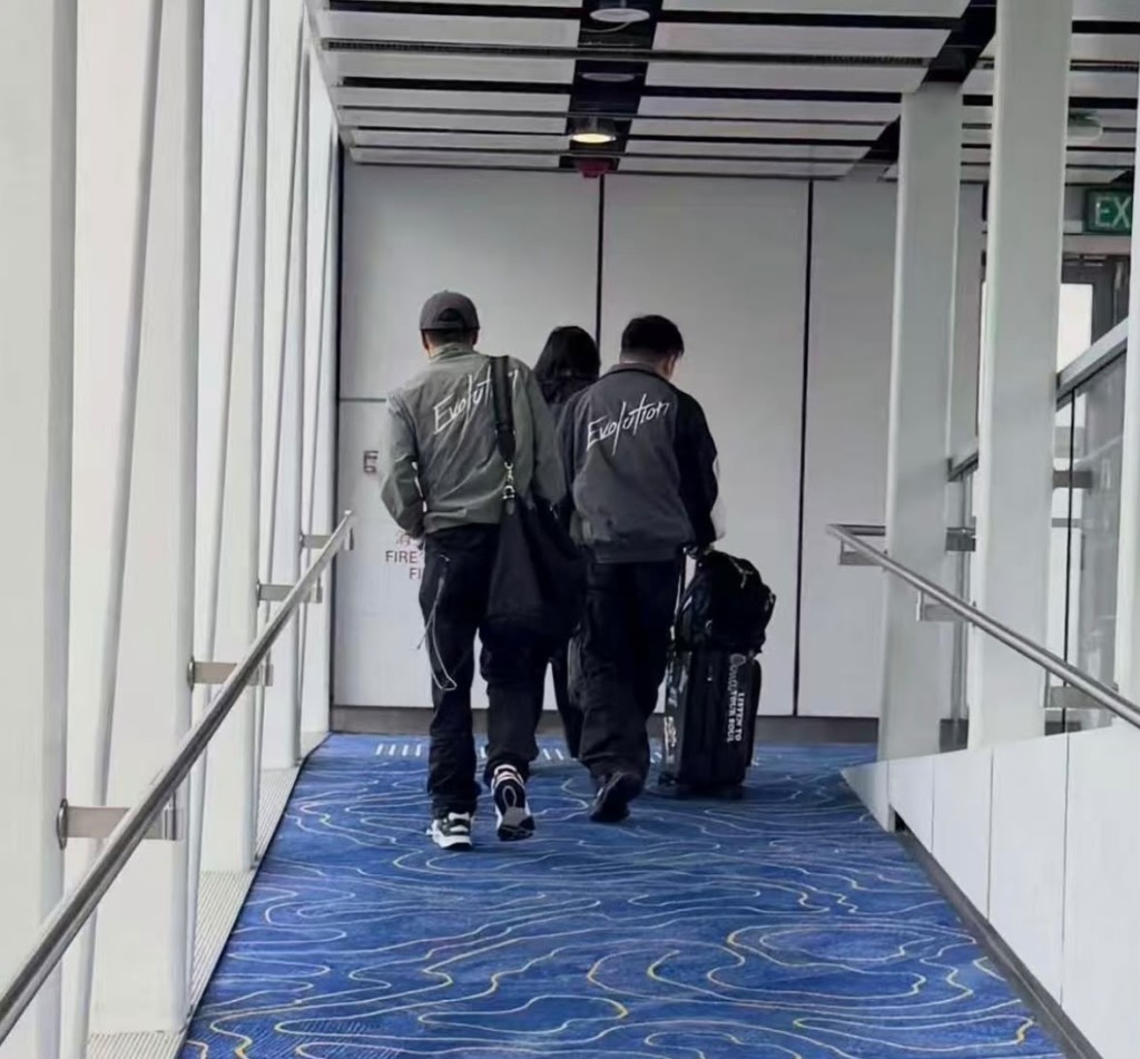 網上亦流傳疑似謝霆鋒日前趕返香港見爸爸的照片。