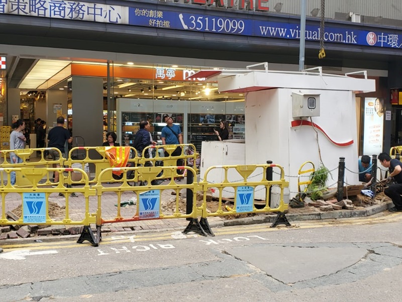 水務署將受影響路面圍封。