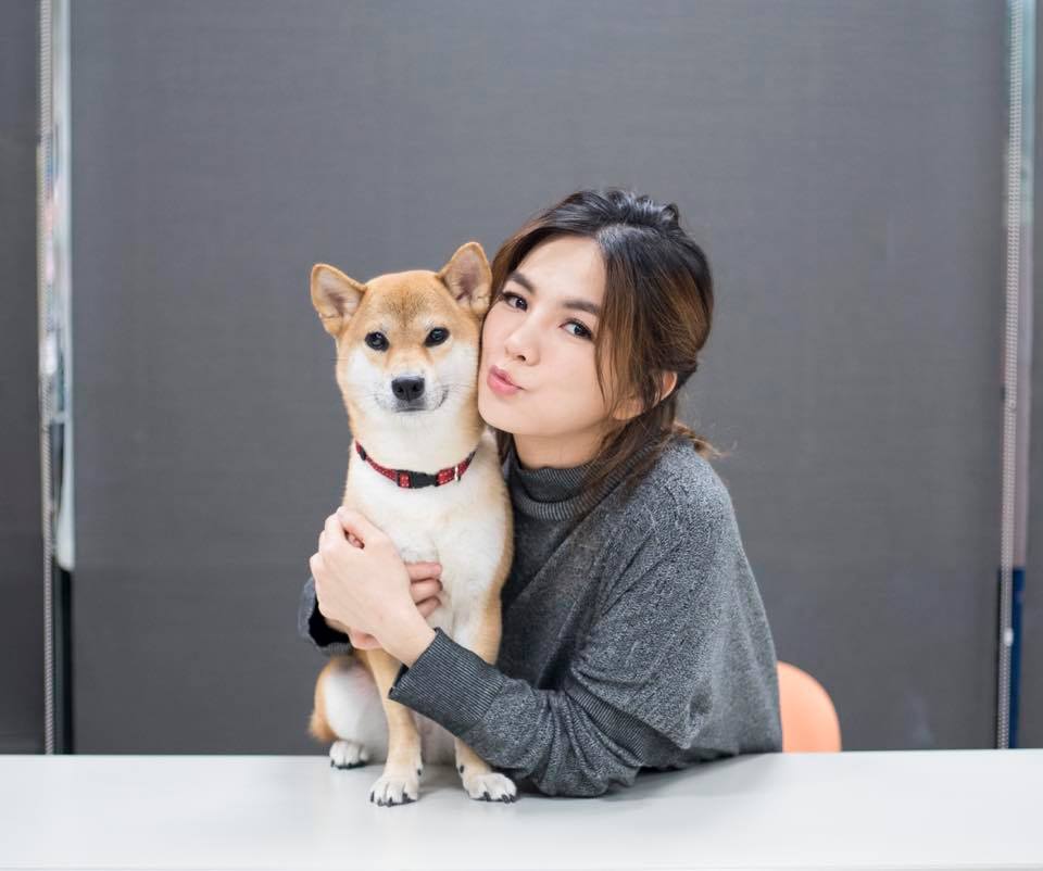 Ella是愛狗之人，她的家中亦養了狗狗布丁。