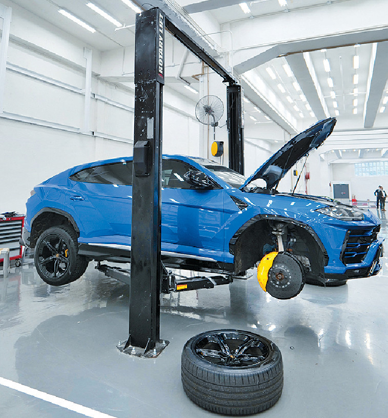 ■樓底符合維修Urus四驅車的高度要求。 ■樓底符合維修Urus四驅車的高度要求。