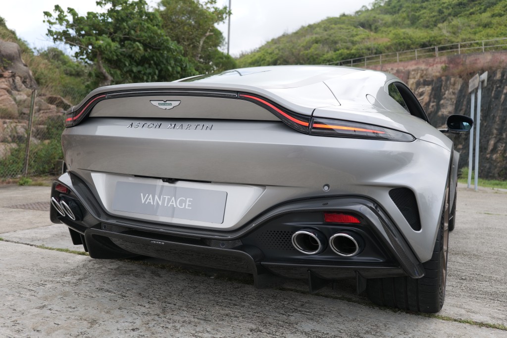 全新超跑Aston Martin Vantage車尾底部設有大型分流器，可提高氣流下壓力。