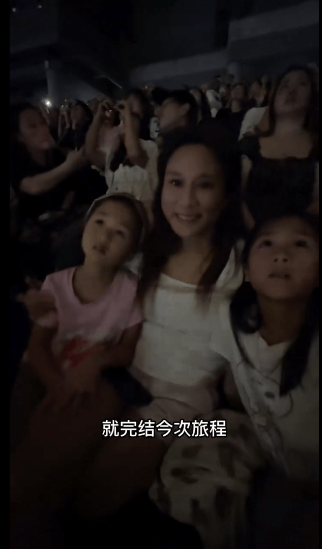 張嘉兒與兩女看煙花。