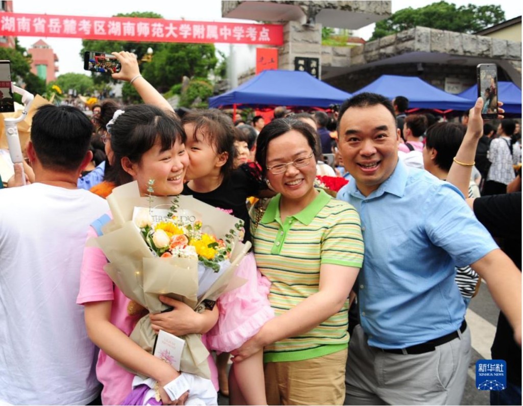 內地父母對參加高考的子女，會想方設法照顧及祝福。新華社
