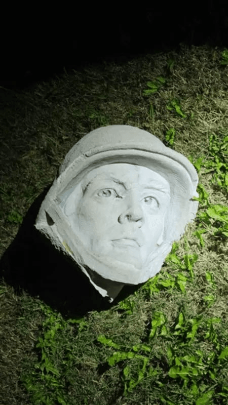 硫磺岛战役纪念雕像遭“斩首”，嫌犯涉恶意毁坏遭当场拘捕。runews@X 1200x675
