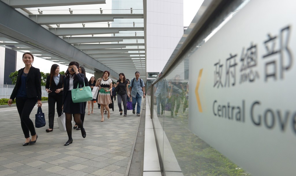 若公務員想使用私營醫療服務,除了自掏腰包,另一個好方法是買「公務員保險」應付其醫療開支。 若公務員想使用私營醫療服務,除了自掏腰包,另一個好方法是買「公務員保險」應付其醫療開支。