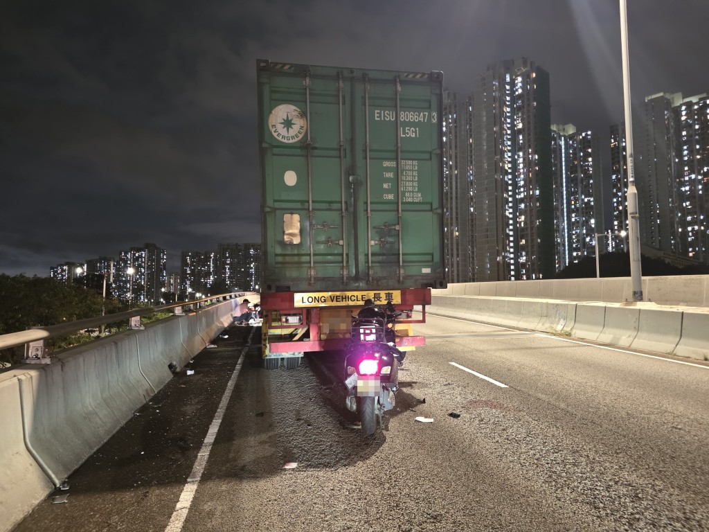 電單車收掣不及，撞向貨櫃車車尾。