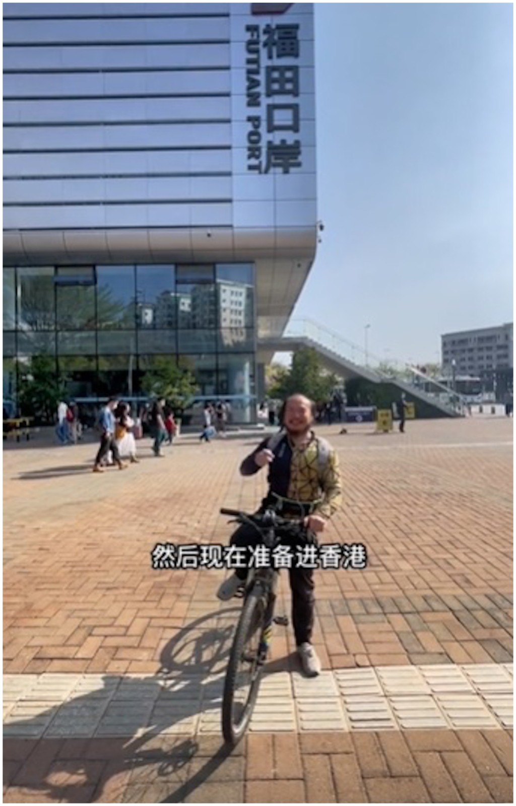潮汕阿秋自2019年起骑单车游历中国，日前来到香港。(抖音截图)