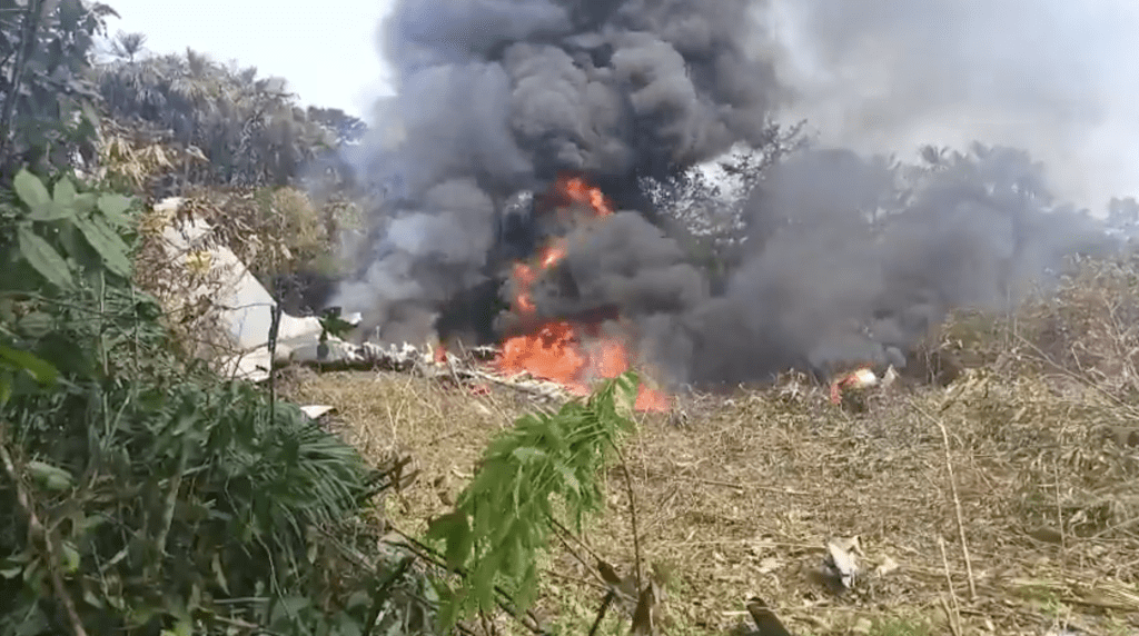 網上影片拍到墜機現場災情。X@BluRadioCo